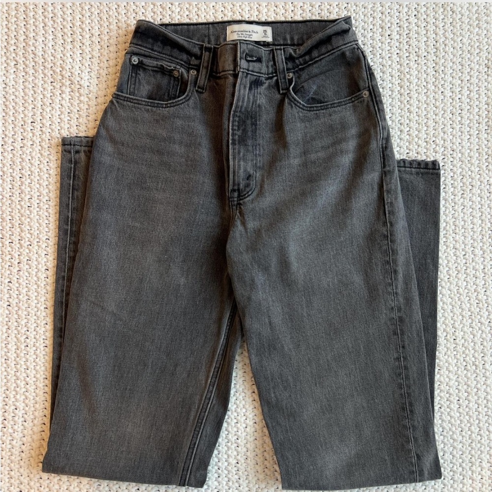 Abercrombie & Fitch The 90s Straight Ultra High Rise Jean in gray/black